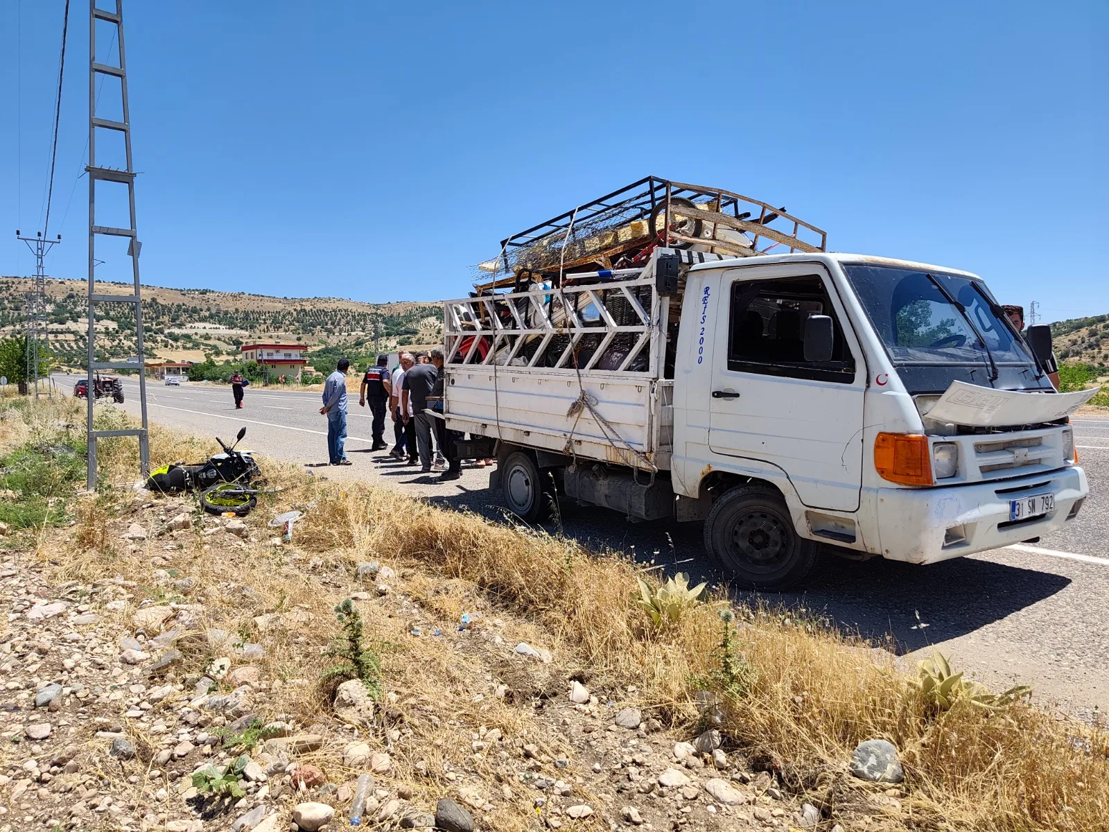 Kamyonet ile motosiklet çarpıştı: 1 ölü 1 yaralı