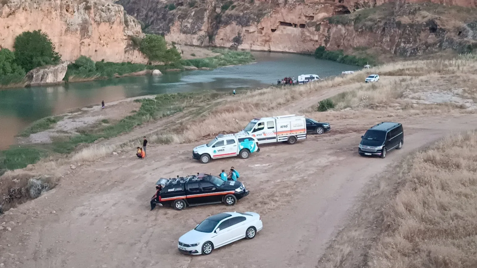 Serinlemek için suya girdi akıntıya kapılıp kayboldu