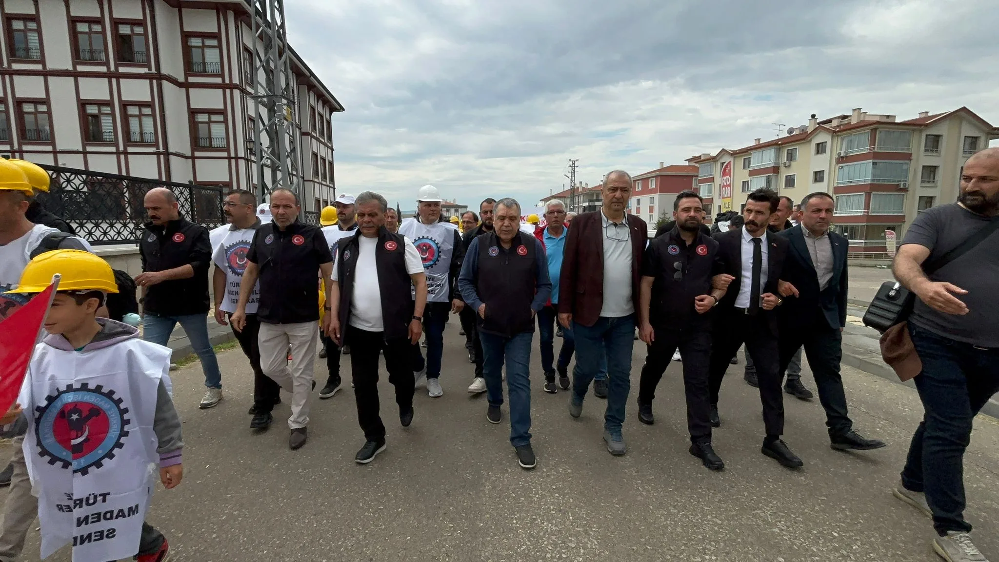 Alın Terimiz Gasp Edildi, Meydanları Terk Etmeyeceğiz!