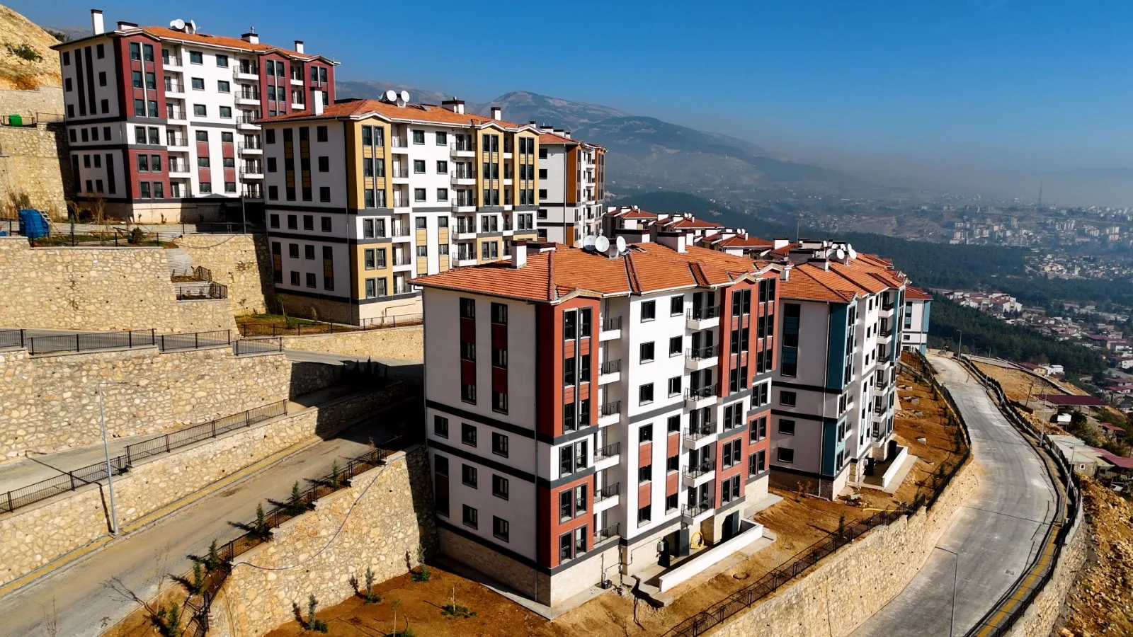 Depremzedeye Ev Var, Peşinatı Bulabilene!