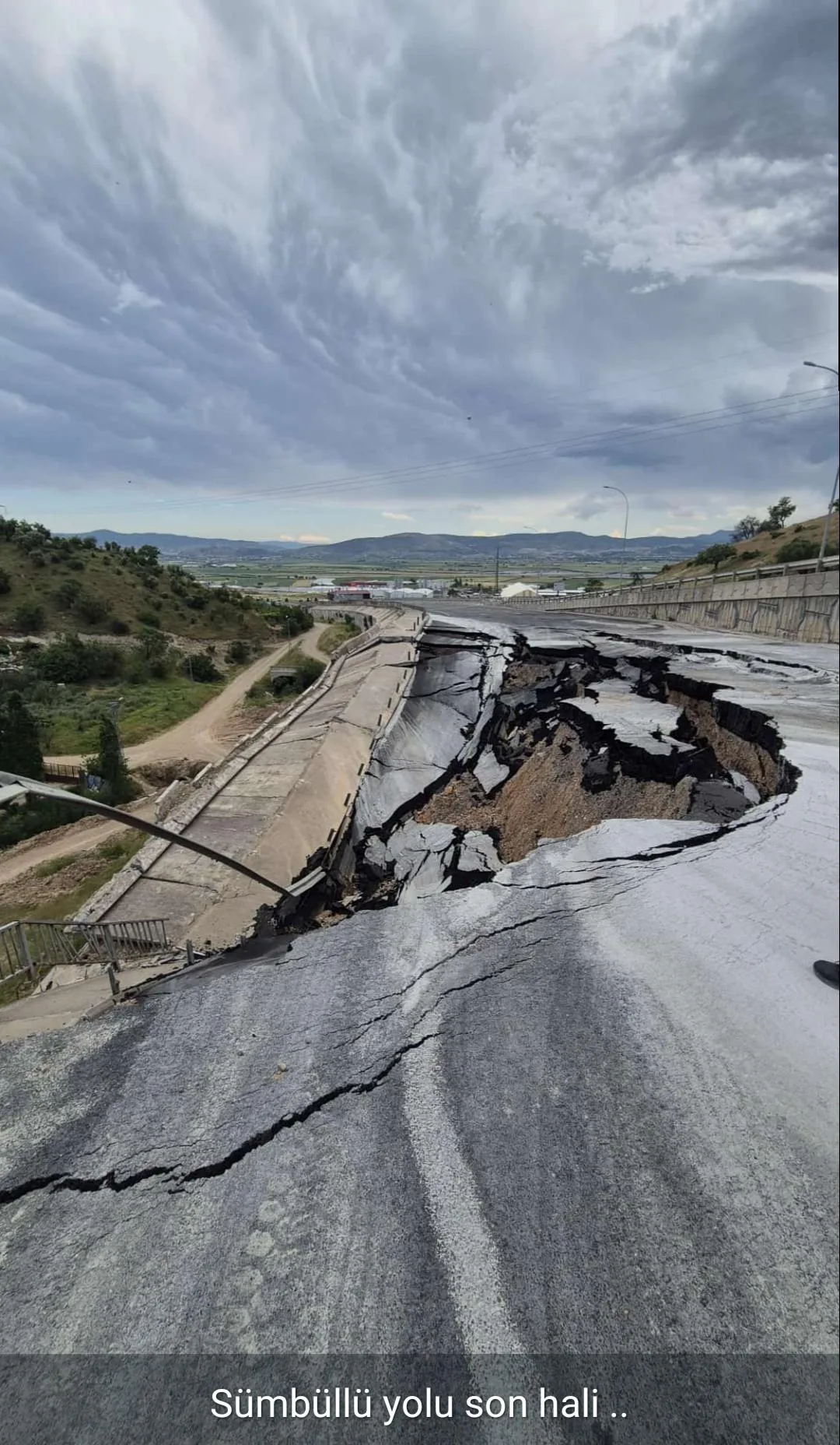 Kahramanmaraş’ta Yol Ortadan 2 ye yarıldı…